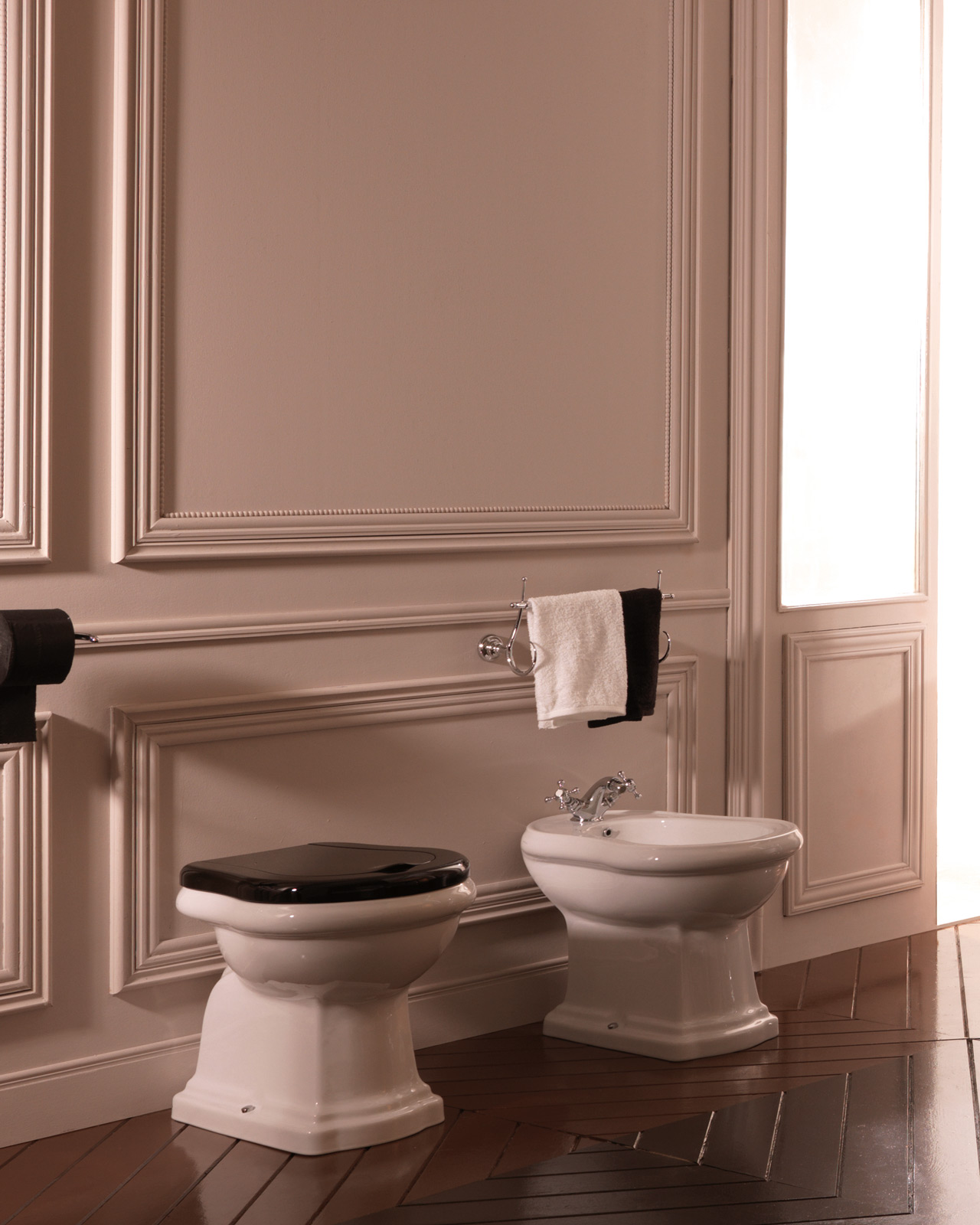Retro In Wall Toilet Bidet WC Glossy White Black Seat
